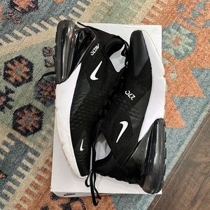 NIKE Women’s white and black air max 270 size 9